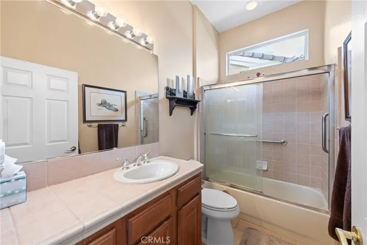 Guest bathroom. Tub/shower.