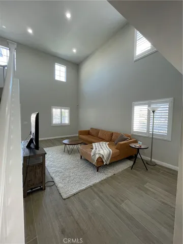 2-story ceiling in living room