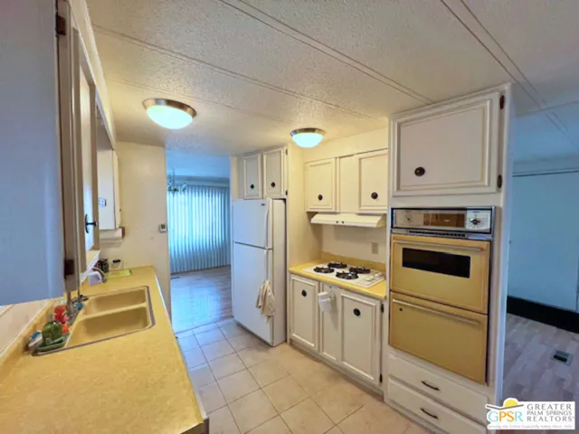 221 Safari Street, Palm Springs, California 92264