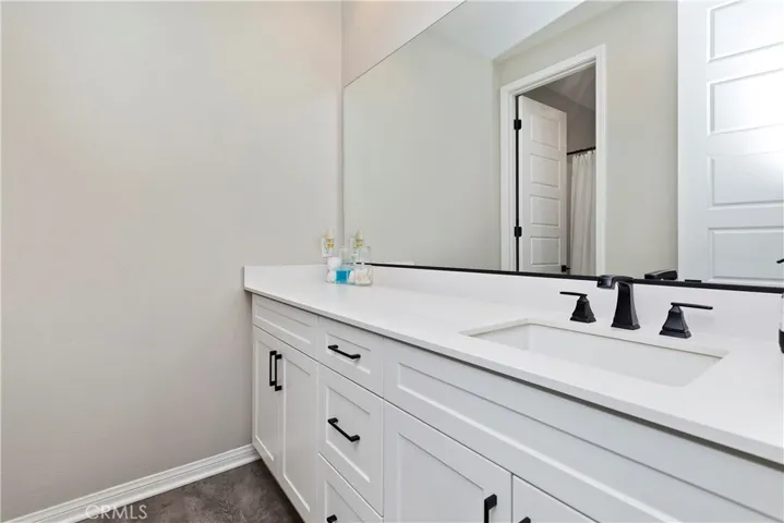 Upstairs bathroom has upgraded hardware