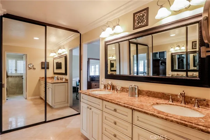 22 Lakeshore 15, Irvine, California 92604