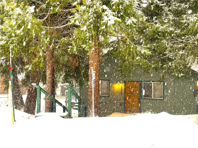 Yes, it does snow in Green Valley Lake!