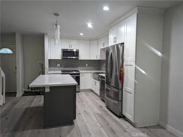 Kitchen, Island Counter, Washer/Dryer