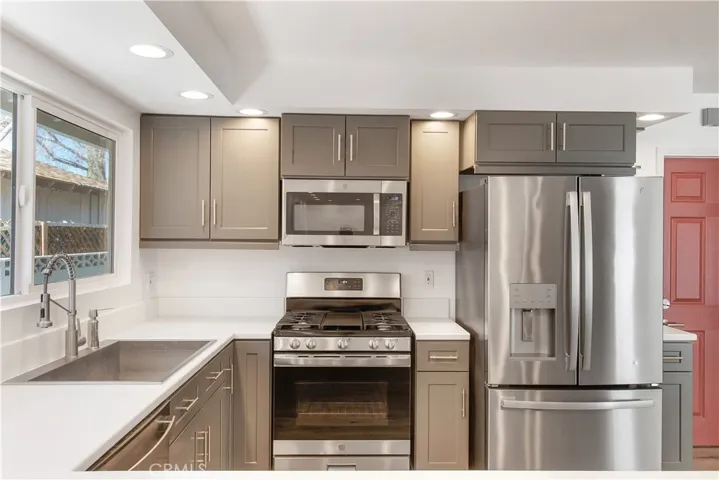 1530 W Kildare Street, Lancaster, California 93534