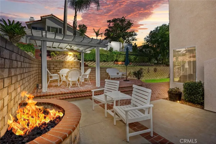 Come relax and enjoy this peaceful and serene backyard! Make some smores or sip on some drinks at this convenient built-in firepit.