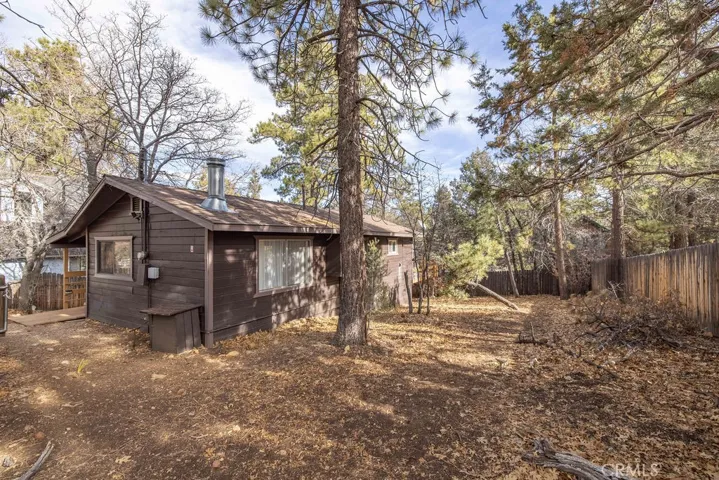 735 Orange Avenue, Sugarloaf, California 92386