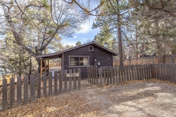 735 Orange Avenue, Sugarloaf, California 92386