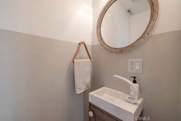 735 Orange Avenue, Sugarloaf, California 92386