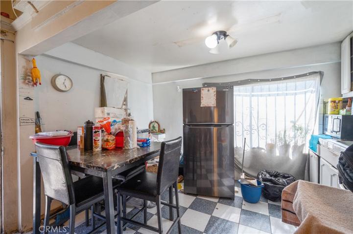 Middle unit kitchen
