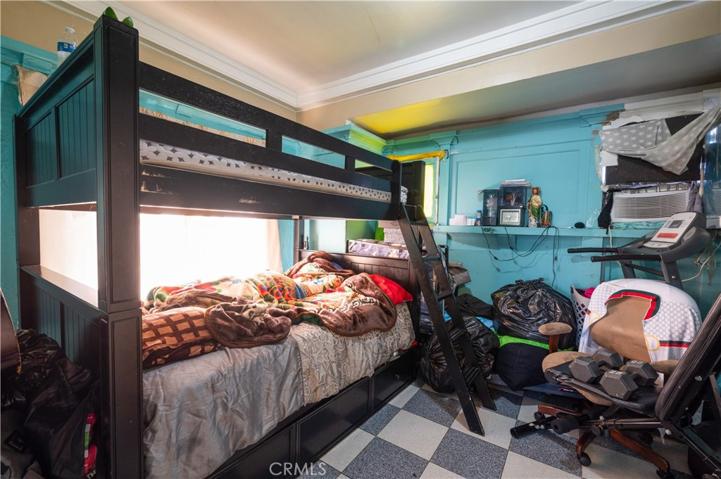 Middle unit bedroom