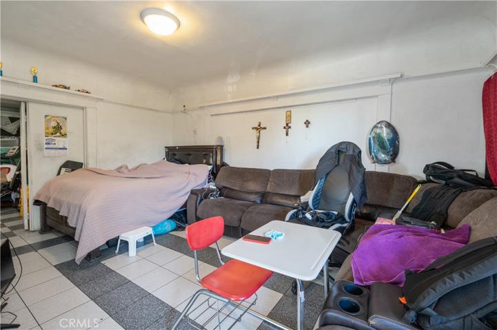 Middle unit living room