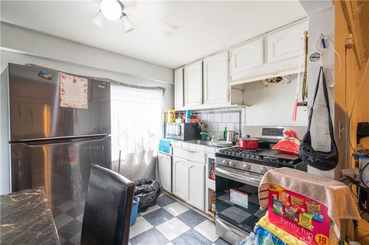 Middle unit kitchen