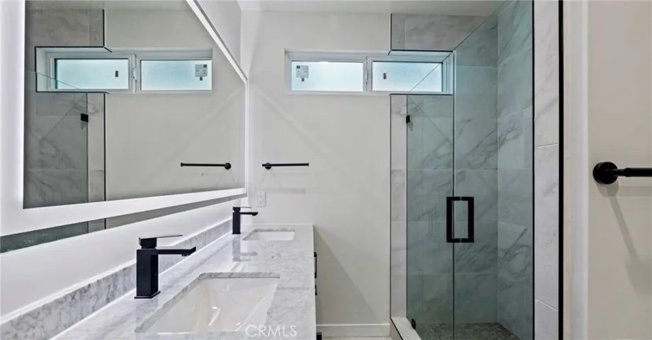 2021 N Beachwood Drive 3, Los Angeles, California 90068