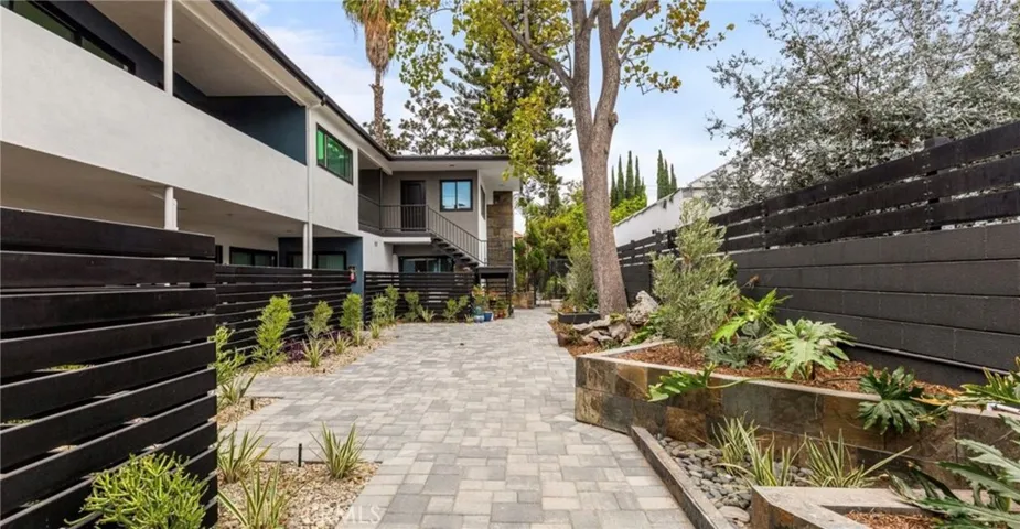 2021 N Beachwood Drive 3, Los Angeles, California 90068