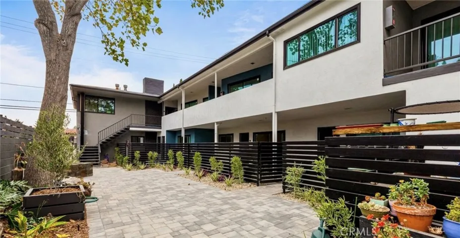 2021 N Beachwood Drive 3, Los Angeles, California 90068