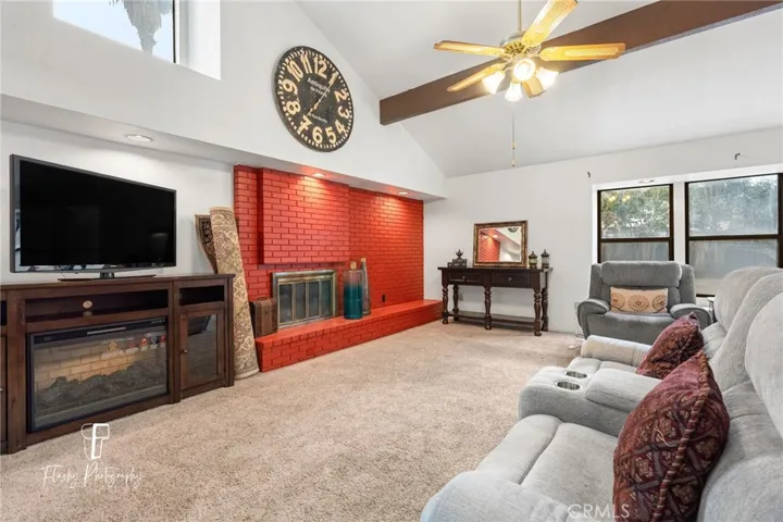 1909 Mountain Oak Road, Bakersfield, California 93311