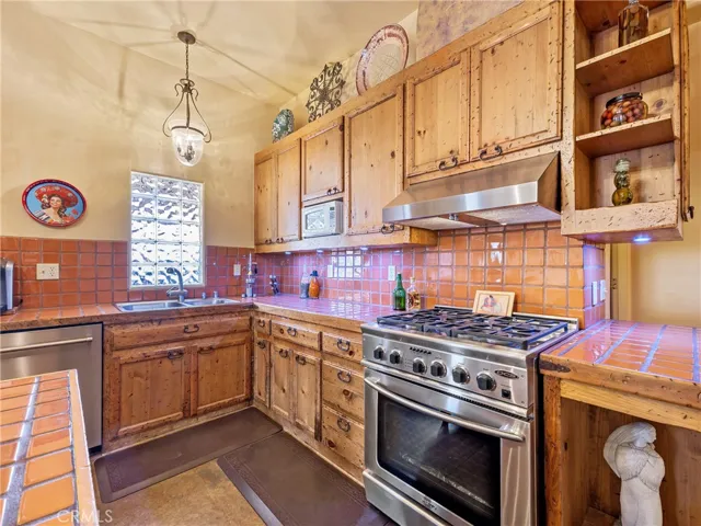 23825 Waalew Road, Apple Valley, California 92307