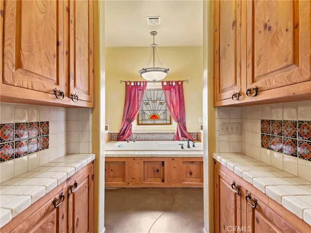 23825 Waalew Road, Apple Valley, California 92307