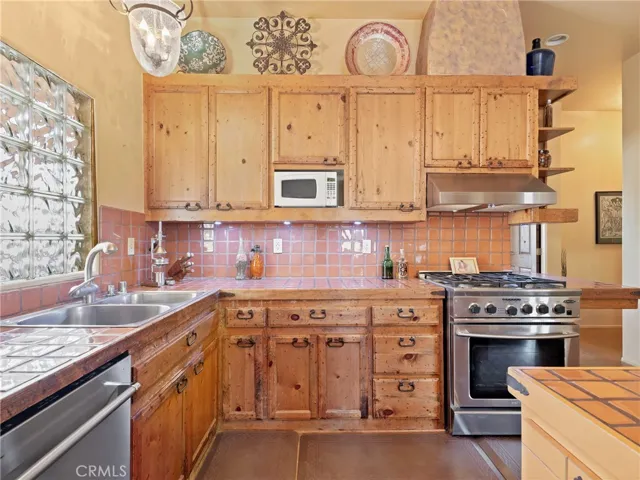 23825 Waalew Road, Apple Valley, California 92307