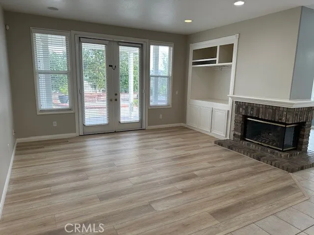 Family Room w Fireplace