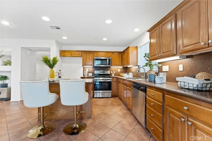 6237 Long Cove Drive, Fontana, California 92336