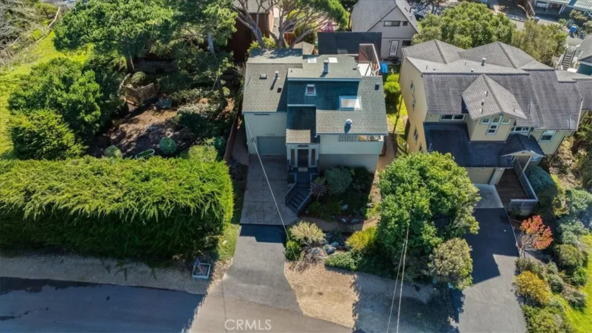 Aerial view of front of house (middle of photo).