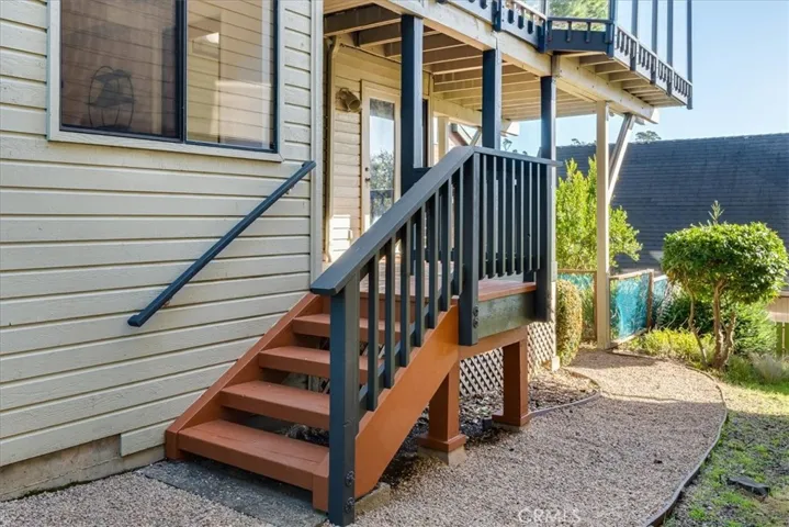 Photo showing both top and bottom decks.