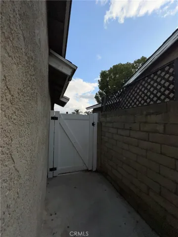 Side Gate
