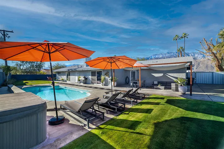avenida-pool-mountains