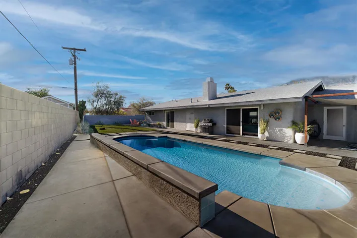 avenida-pool-long-view