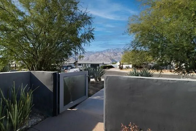 AVENIDA FRONT WALK2