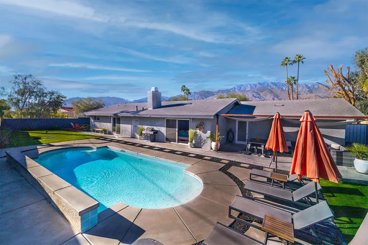 avenida-pool-mountains-2