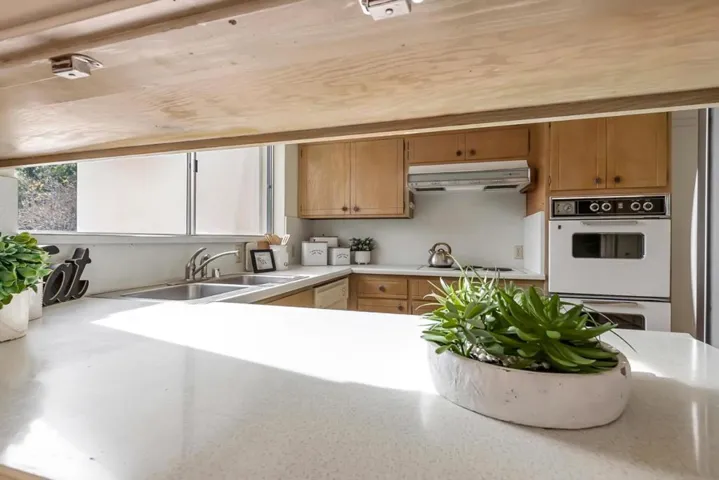20758 Seaton Avenue, Saratoga, California 95070