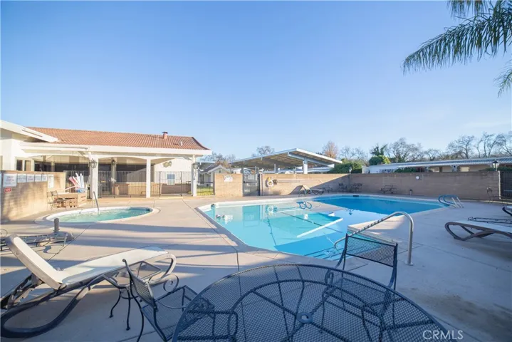 **Community area** 
Pool and Hot Tub