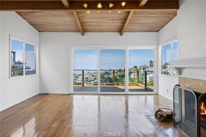 Great Room wtih a deck to enjoy the Ocean & Catalina Island Views