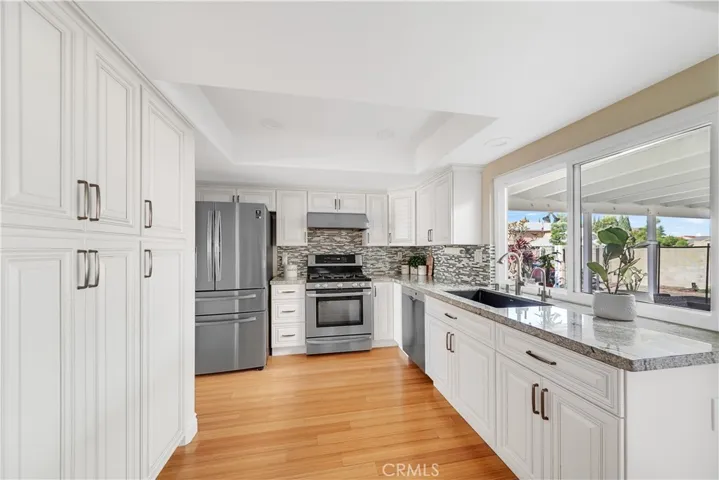 REMODELED GRANITE KITCHEN W/STAINLESS APPLIANCES