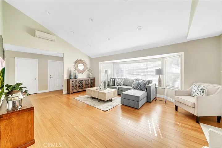 BAY WINDOW IN EXTRA LARGE LIVING ROOM