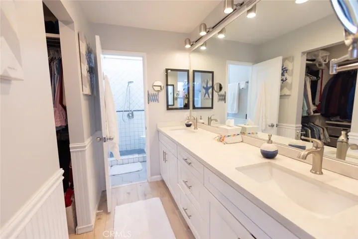 Great double sinks/vanity area