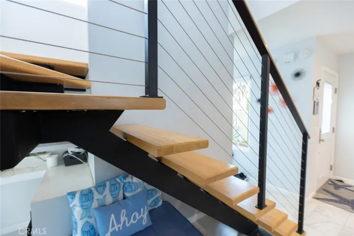 Floating staircase