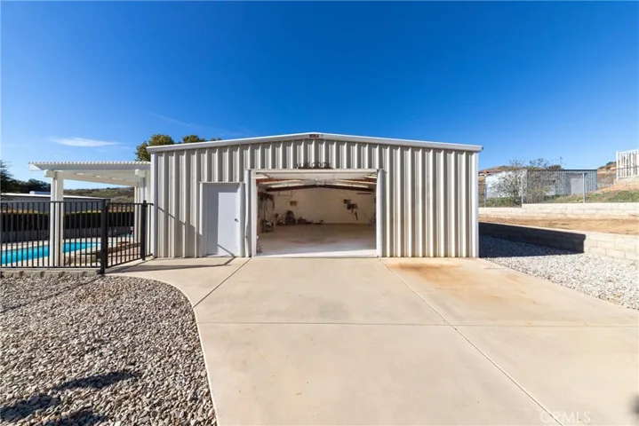 1200 sq ft shop