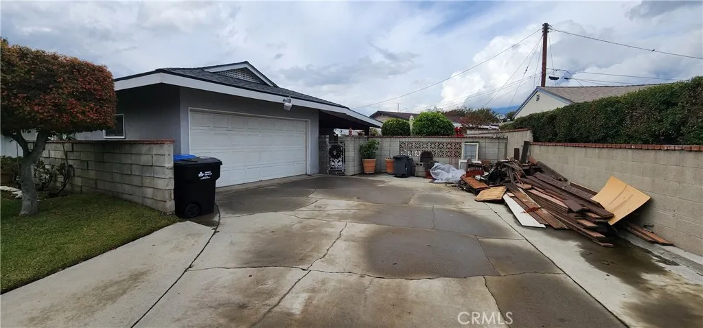 Ample Parking and entrance to garage