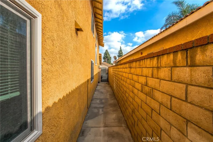 Gated sideyard - perfect for a dogrun