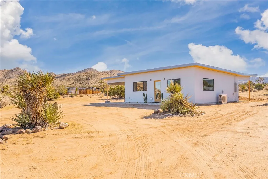 59149 Desert Gold Drive, Yucca Valley, California 92284 home-pic-2