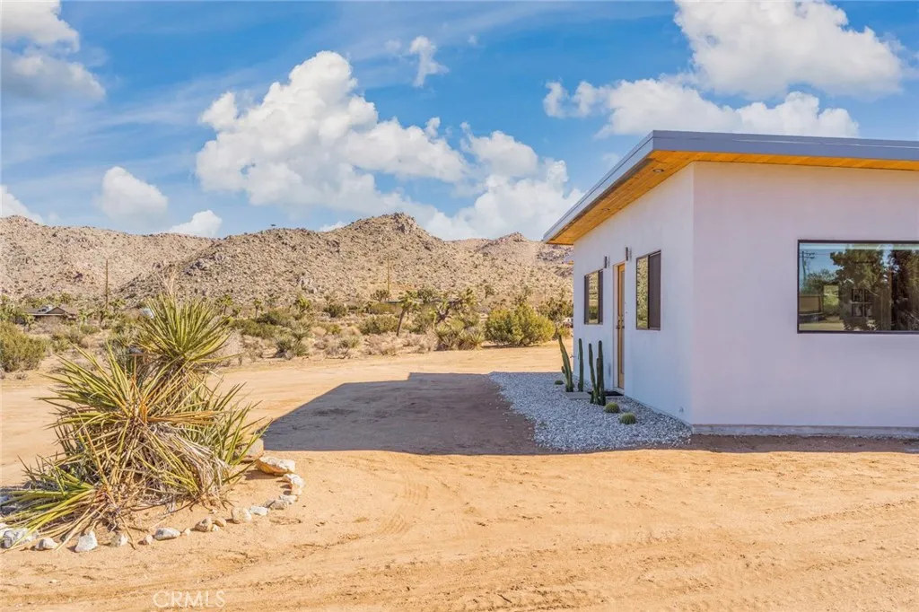 59149 Desert Gold Drive, Yucca Valley, California 92284 home-pic-3
