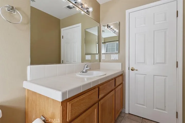 Upstairs Main Bathroom