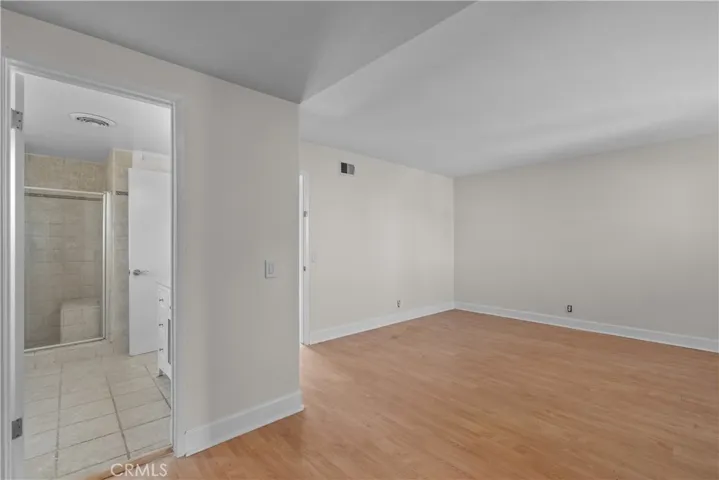 Master with bathroom entrance