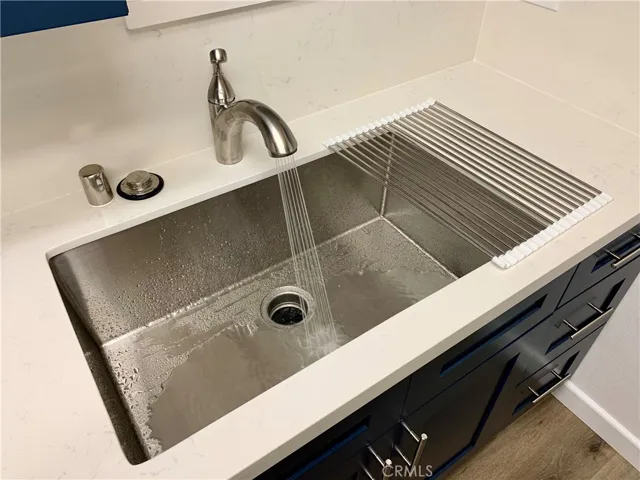 Kitchen Sink - pull-out sprayer faucet has 2 spray modes