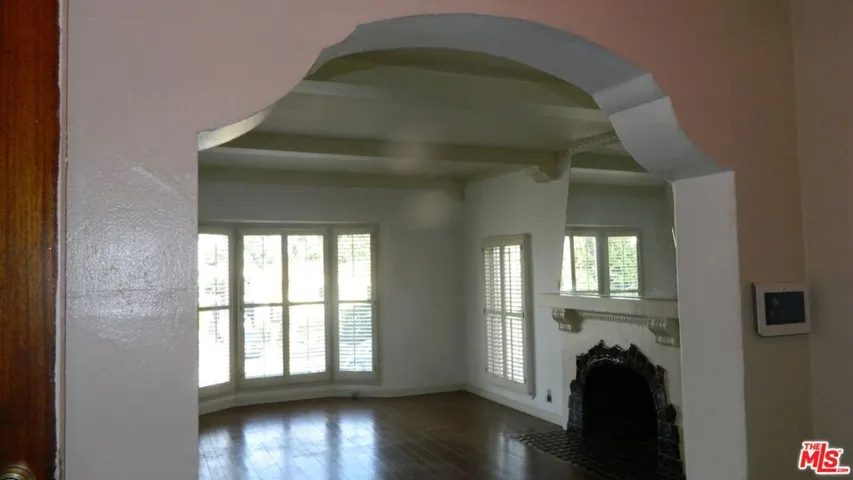 ENTRANCE/LIVING ROOM