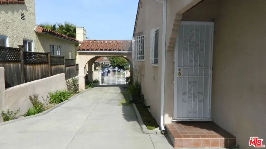 LONG DRIVEWAY