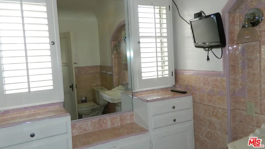 MAIN FULL BATHROOM